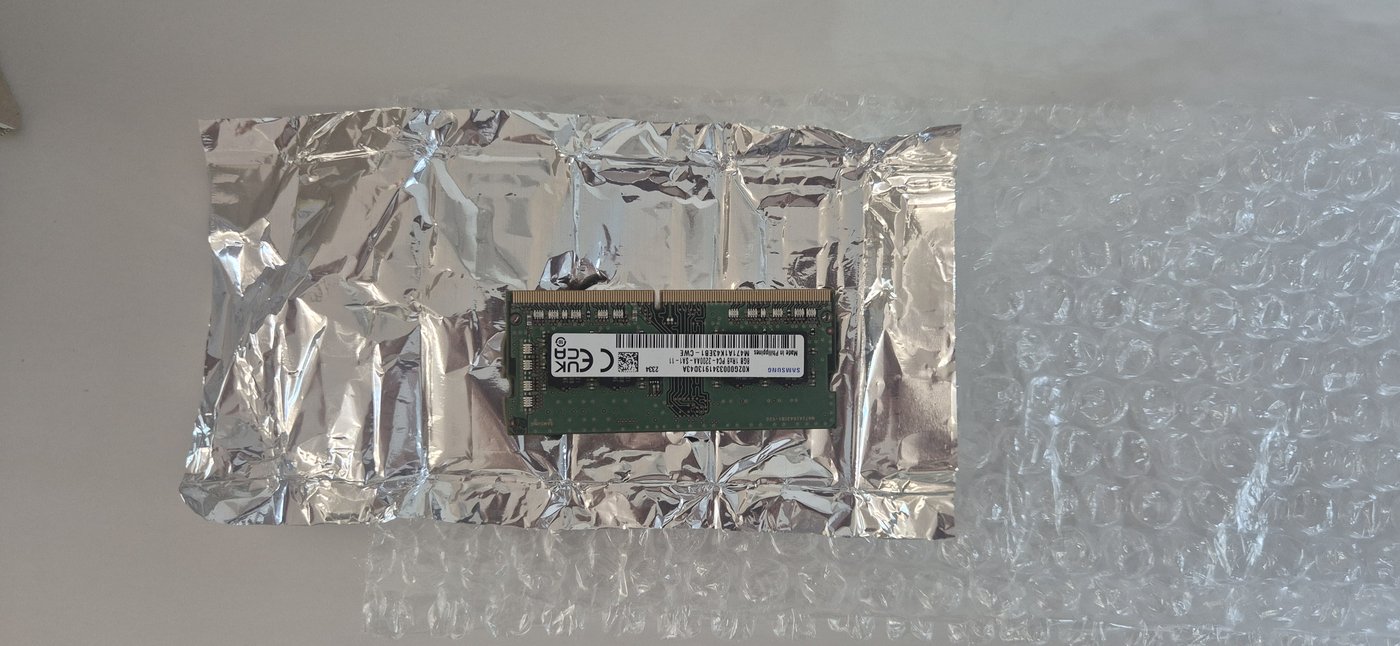 The Samsung 8 GB module that arrived wrapped in foil, with no retail box